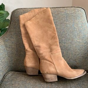 Fab suede boot in buckskin color.